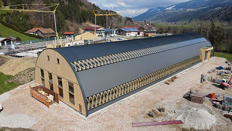 Produktionshalle eines Zimmermeisters in Bayern in einer weiterentwickelten historischen Hallenkonstruktion nach Friedrich Zollinger
