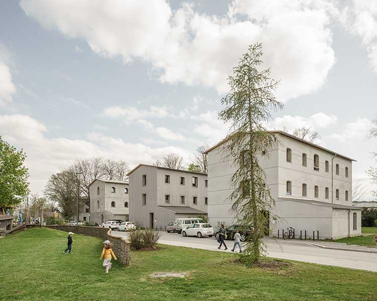 Das Foto zeigt die drei Forschungshäuser in Bad Aibling.