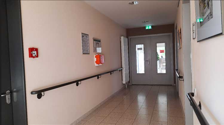 Flur in einem altersgerecht gebauten Gebäuden mit Handläufen links und rechts