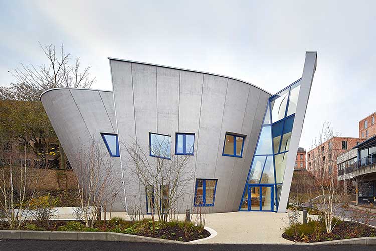 Das Bild zeigt das neue Maggie‘s Centre in Hampstead bei London, das Krebshilfezentrum des Royal Free Hospitals, dessen geneigte Außenwände für mehr Geschossfläche sorgen . 