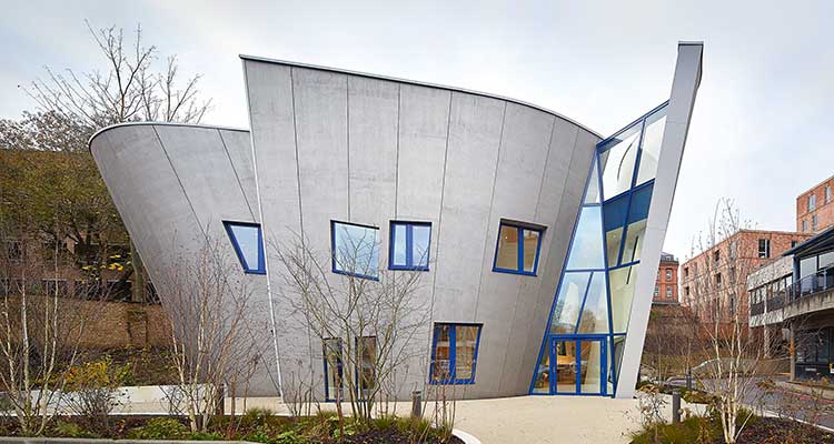 Das Bild zeigt das neue Maggie‘s Centre in Hampstead bei London, das Krebshilfezentrum des Royal Free Hospitals, dessen geneigte Außenwände für mehr Geschossfläche sorgen . 
