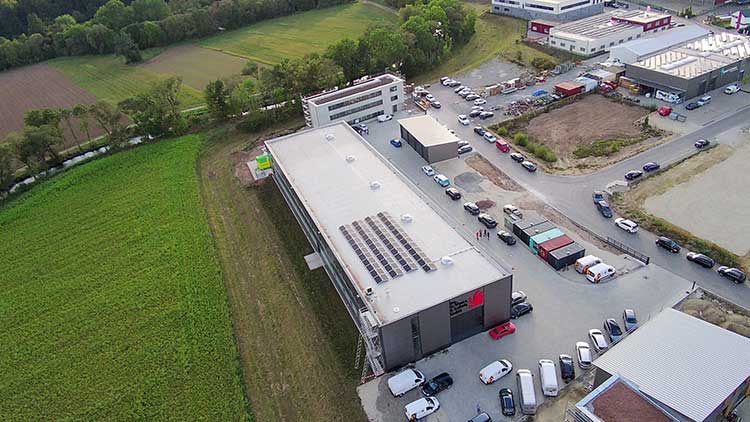 Luftbild des Betriebsgeländes der Ing. G. Werr & S. Ludwig GmbH in Bräunlingen. Das Regenwasser der drei Dachflächen wird im Regenspeicher gesammelt und genutzt, der Überlauf unterirdisch versickert.