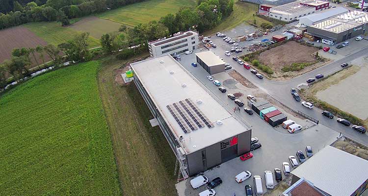 Luftbild des Betriebsgeländes der Ing. G. Werr & S. Ludwig GmbH in Bräunlingen. Das Regenwasser der drei Dachflächen wird im Regenspeicher gesammelt und genutzt, der Überlauf unterirdisch versickert. 