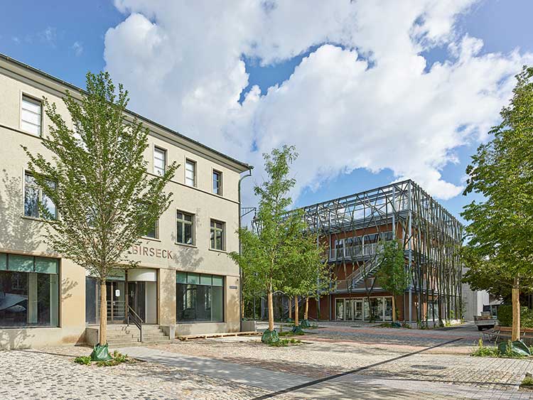 Das Bild zeigt den Erweiterungsbau für den Primeo Energie Kosmos bei Basel, bei dem möglichst viele recycelte Bauteile und ökologisch verträgliche Baustoffe eingesetzt wurden.