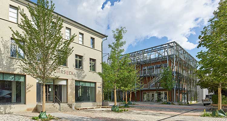 Das Bild zeigt den Erweiterungsbau für den Primeo Energie Kosmos bei Basel, bei dem möglichst viele recycelte Bauteile und ökologisch verträgliche Baustoffe eingesetzt wurden. 