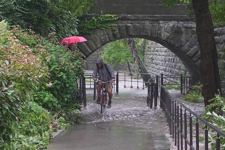 Überflutung eines Fuß- und Radwegs nach Starkregen am 19.08.2022 in der Innenstadt von Überlingen/Bodensee