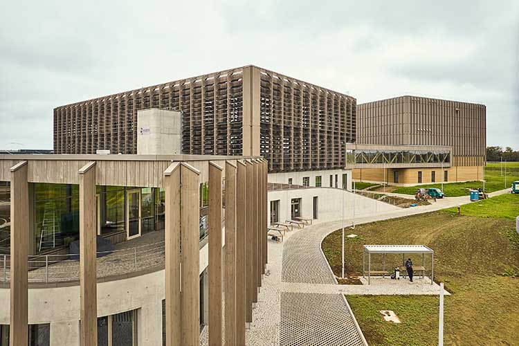 Abbildung zum Fachartikel »Natürliche Klimatisierung durch Stampflehm und Holz«
