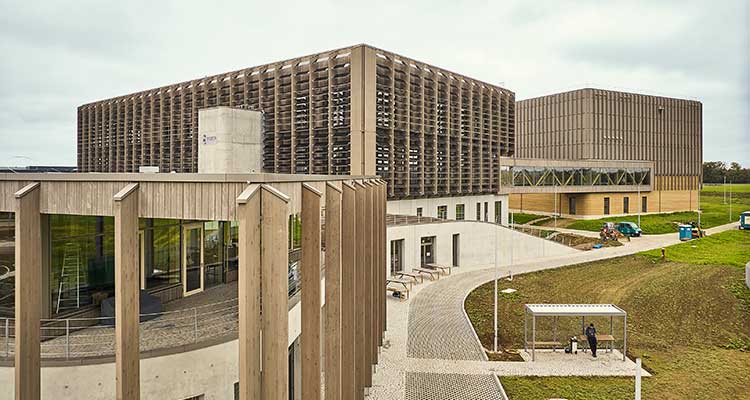 Abbildung zum Fachartikel »Natürliche Klimatisierung durch Stampflehm und Holz« 