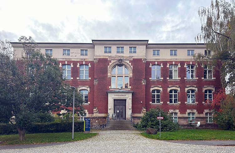 Nordansicht mit dem Haupteingang des Görges-Baus