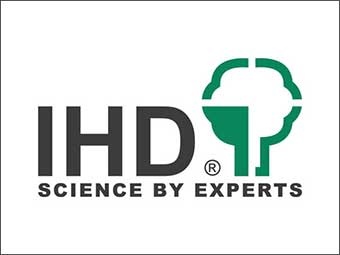 IHD-Logo: Schwarze Buchstaben ‚IHD“ links, darunter der Slogan „Science by Experts“ in Großbuchstaben. Rechts ein stilisierter grüner Baum mit halbem Stamm, das Baumkronensymbol ist symmetrisch geteilt. Weißer Hintergrund. Positionierung zentriert. 