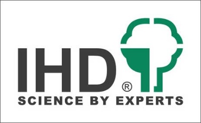 IHD-Logo: Schwarze Buchstaben ‚IHD“ links, darunter der Slogan „Science by Experts“ in Großbuchstaben. Rechts ein stilisierter grüner Baum mit halbem Stamm, das Baumkronensymbol ist symmetrisch geteilt. Weißer Hintergrund. Positionierung zentriert. 