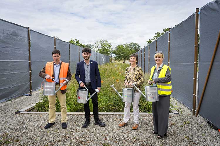 Gruppenfoto (v.l.n.r.): Prof. Benny Selle (Berliner Hochschule für Technik), Leonard Heß (Technische Universität Berlin), Regina Gnirss (Berliner Wasserbetriebe), Gudrun Sack (Tegel Projekt GmbH) 