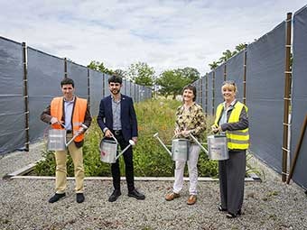 Gruppenfoto (v.l.n.r.): Prof. Benny Selle (Berliner Hochschule für Technik), Leonard Heß (Technische Universität Berlin), Regina Gnirss (Berliner Wasserbetriebe), Gudrun Sack (Tegel Projekt GmbH) 