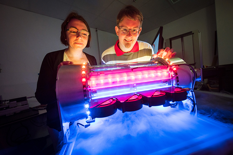 Ein Prototyp wie aus der Ideenschmiede von James Bond-Tüftler »Q«: Die Doktoranden Felix Welsch und Susanne Marie Kirsch mit der ersten Maschine, die Luft mit Muskeln aus Nickel-Titan kühlt. (Foto: Oliver Dietze) Ein Prototyp wie aus der Ideenschmiede von James Bond-Tüftler »Q«: Die Doktoranden Felix Welsch und Susanne Marie Kirsch mit der ersten Maschine, die Luft mit Muskeln aus Nickel-Titan kühlt. (Foto: Oliver Dietze)