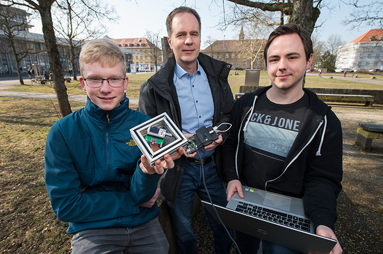 Schüler Johannes Schneider erforscht mit Gas-Sensoren die Luftqualität. Lehrer Benjamin Brück, Leiter des Schülerforschungszentrums Saarlouis, und Sebastian Höfner aus Professor Schützes Team unterstützen dabei. (v.l.n.r.) (Foto: Oliver Dietze) 