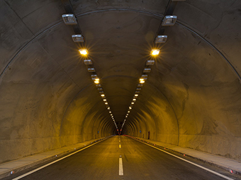 Kostenloser Download eines zusammenfassenden Forschungsberichts: Analyse des menschlichen Verhaltens bei Aktivierung von stationären Brandbekämpfungsanlagen in Straßentunneln
