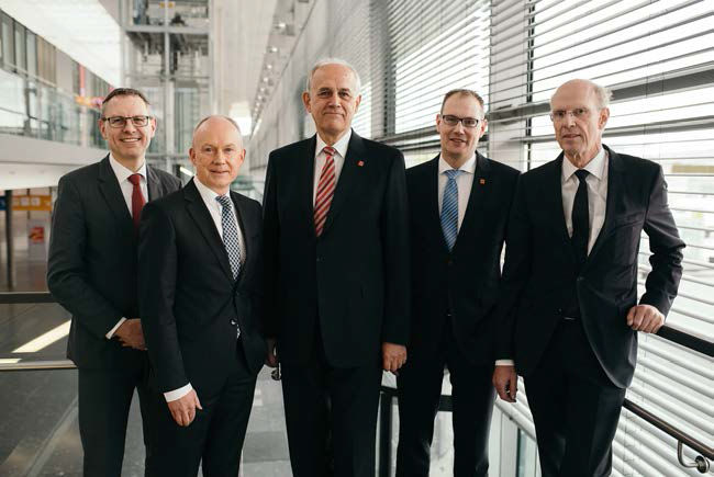 Bisheriger und neu gewählter Gesetzlicher Vorstand und Geschäftsführung des DBV (v. l. n. r.): Dr. Blaschko, Dr. Jacob, Klaus Pöllath, Dr. Meyer, Prof. Balthaus (© DBV/Dariusz MIsztal) 