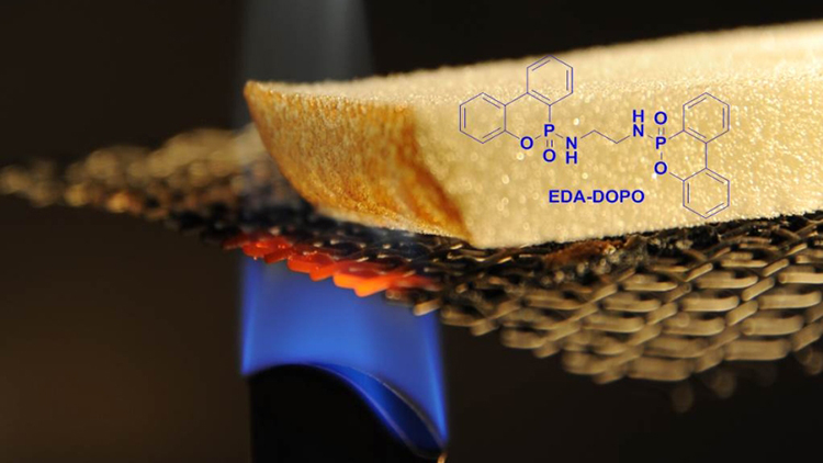 Flammtest an einer Schaumstoffprobe mit EDA-DOPO im Empa-Labor