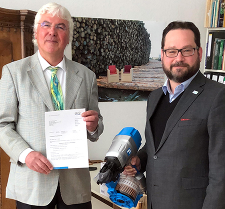 Holzwirt Dr. Hans Korte aus Wismar (l.) will mit seinen neuartigen Holznägeln im ökologischen Holzbau sowie im Forst-, Garten- und Landschaftsbau herkömmlichen Nägeln aus Stahl Konkurrenz machen. DBU-Generalsekretär Alexander Bonde überreicht das Bewilligungsschreiben. (© Dr. Hans Korte) 