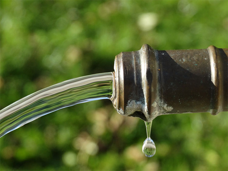Foto Wasserrohr mit Wasserstrahl pixabay 482504 (freie Nutzunng – kein Bildnachweis nötig)