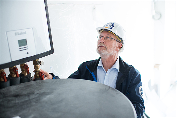 VQC-Sachverständiger Dipl.-Ing. Volker Böhm beim Check einer Heizungsanlage (Foto: vqc) 