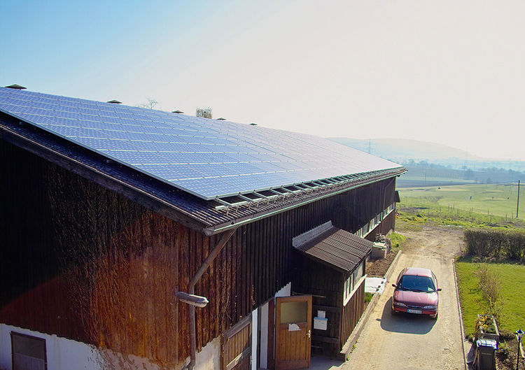 Alte Photovoltaik-Anlage auf einem Landwirtschaftsgebäude 