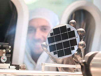 Fraunhofer ISE stellt zwei Wirkungsgradrekorde für monolithische Dreifachsolarzellen auf Siliciumbasis auf