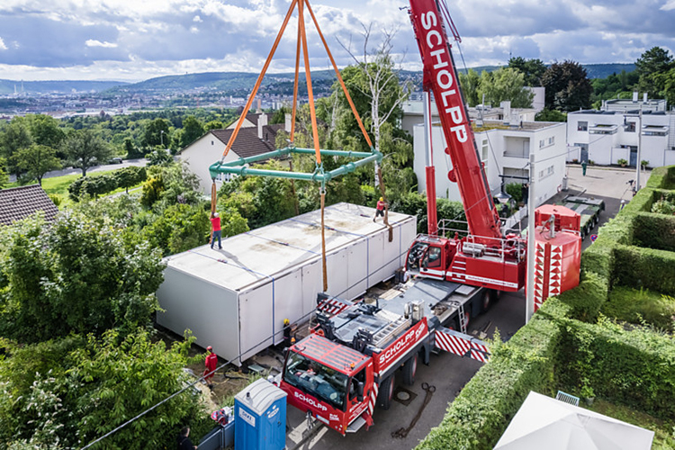 Verpackt und transportfähig: Das kompakte Aktivhaus B10 kann in kürzester Zeit ab- und wieder aufgebaut werden. Fünf Jahre stand das von Werner Sobek entworfene Gebäude nun in der Stuttgarter Weißenhofsiedlung inmitten von denkmalgeschützter Bauhausarchitektur. (Foto: René Müller) 
