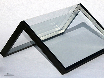 Wie man Glasscheiben perfekt um die Ecke biegt