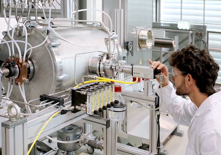 Bei 2900 °C werden am Fraunhofer IAP Bio-Fasern aus Cellulose graphitisiert 