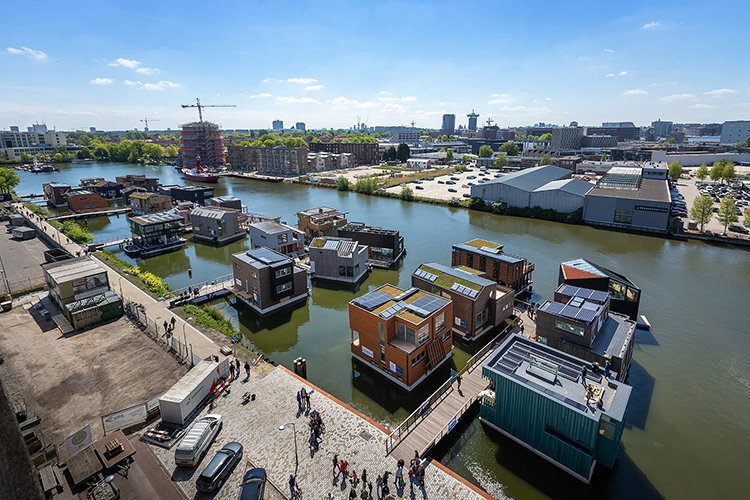 Die Wassersiedlung im Norden von Amsterdam ist seit September 2019 komplett (© Isabel Nabuurs) 