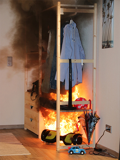 Der Akku eines Hoverboards geht beim Laden in der Garderobe thermisch durch (Quelle: www.ifs-ev.org) 