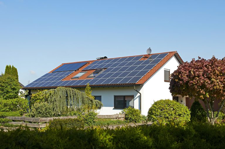 Einfamilienhaus mit Photovoltaik-Anlage © Aton Solar 