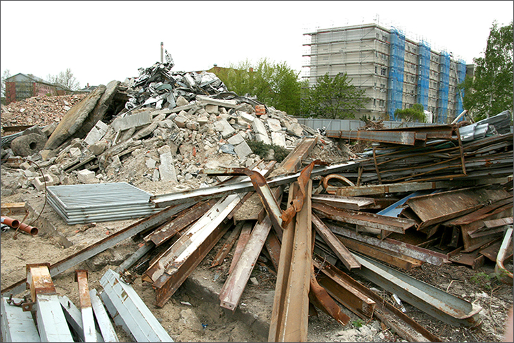 Bauschutthalde vor einem Hochhaus 