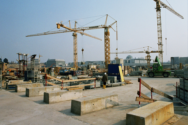 Baustelle mit Kränen 