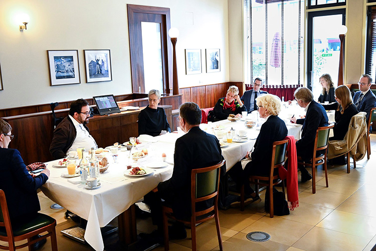 Auf dem Bild sind zu sehen, von links nach rechts: Cathrin Urbanek, BAK; Chris Kühn, MdB Bündnis 90&nbsp;/ Die Grünen; Anne Katrin Bohle, BMI; Uli Nissen, MdB SPD; Dr. Tillman Prinz, BAK; Inga Glander, Bundesstiftung Baukultur; Dr. Philip Steden, BAK; Jessica Pehlert für Claudia Tausend, MdB SPD; Reiner Nagel, Bundesstiftung Baukultur; Barbara Ettinger-Brinckmann, BAK und Ernst Uhing, AKNW (&copy; Anja Grabert) 