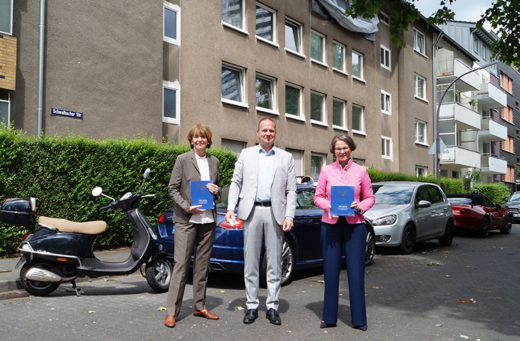 Henriette Reker, Oberbürgermeisterin der Stadt Köln, Thomas Meißner, Vorstandsmitglied der WGaV, und Ina Scharrenbach, Ministerin für Heimat, Kommunales, Bau und Gleichstellung des Landes Nordrhein-Westfalen, (v.l.n.r.) begrüßen den Start des Energiesprong-Piloten in der Schwalbacher Straße (Bildrechte: Deutsche Energie-Agentur GmbH (dena), Fotograf: Dominik Schiller) 
