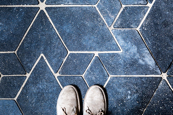 Recycelte Gehwegplatten als Fußbodenbelag 