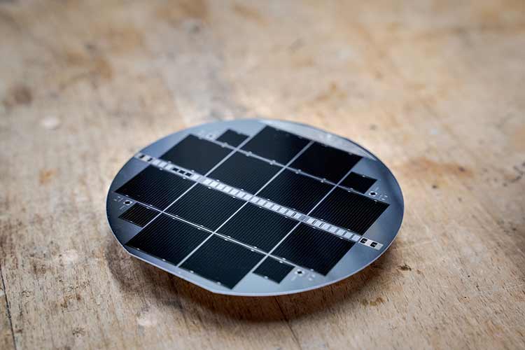 Mehrere III-V-Tandemsolarzellen auf einem Silicium-Substrat mit 10 cm Durchmesser 