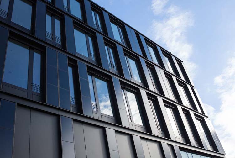 Photovoltaik an der Fassade und auf dem Dach 