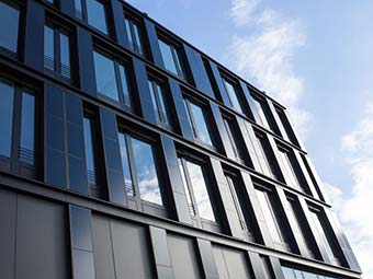 Photovoltaik an der Fassade und auf dem Dach macht Stromversorgung von Bürogebäuden grüner