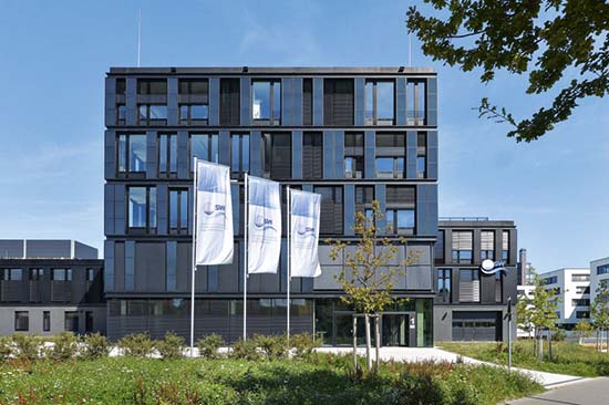 Photovoltaik an der Fassade und auf dem Dach