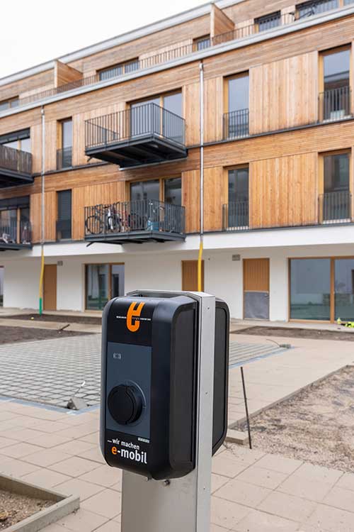 Ladepunkte für Elektroautos wurden vor den Gebäuden installiert (C) BEA/Dietmar Gust