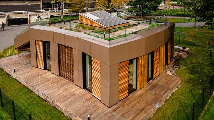 Erstes Haus des Solar Decathlon steht 