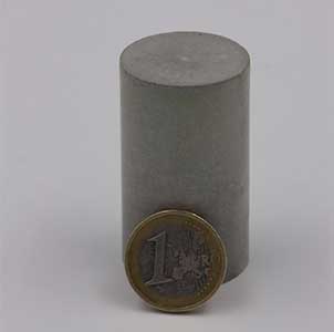 Maurer mischt Beton im All