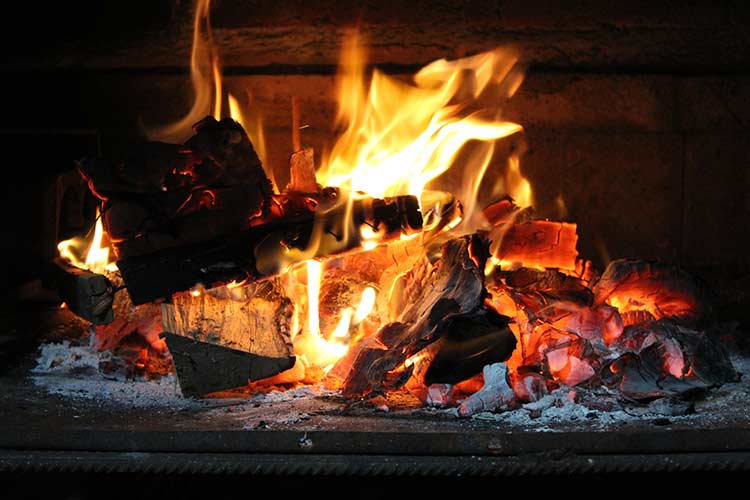 Weniger Feinstaub beim Heizen mit Holz 