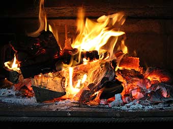 Weniger Feinstaub beim Heizen mit Holz