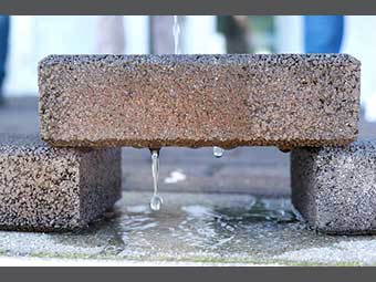 Wasserdurchlässige Pflasterziegel