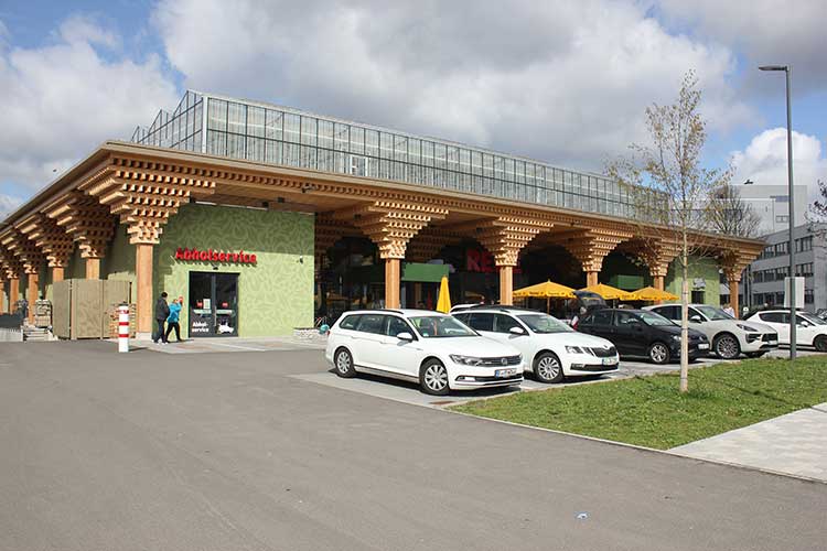 Sehenswerter Supermarkt in Modulholzbauweise mit Dachfarm 