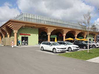 Sehenswerter Supermarkt in Modulholzbauweise mit Dachfarm 